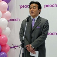 就航イベントで挨拶するピーチの森健明副社長