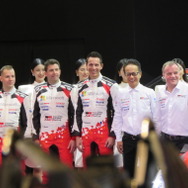 左から、ロバンペラのコ・ドライバーであるJ.ハルットゥネン、エバンスのコ・ドライバーであるS.マーティン、オジェのコ・ドライバーであるJ.イングラシア、トヨタ首脳の友山茂樹氏、チーム代表のトミ・マキネン。