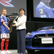 横浜F・マリノス仲川輝人選手（左）、日産自動車副社長 星野朝子氏（右）