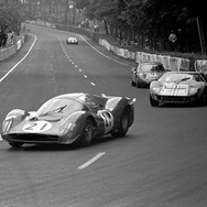 1966年ルマン、写真先頭はバンディーニ/ギシェのフェラーリ、続いてマイルズ/ハルムのフォード。　《photo (c) Getty Images》