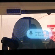 運転席後ろのディスプレイにも透明スクリーン技術は使われていた