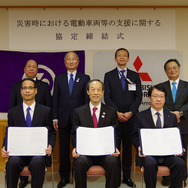 前列左から、港三菱自動車販売の中島高虎社長、港区の武井雅昭区長、三菱自動車の加藤隆雄CEO