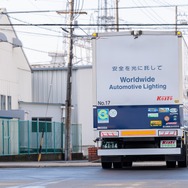 トラックの車体に掲げている企業メッセージ「安全を光に託して～人とクルマの安全は私たちの願い」