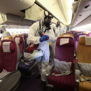 飛行機内を消毒するタイ国際航空。