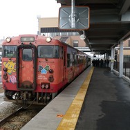 北陸新幹線と接続する新高岡駅に停車する城端線のキハ47形。