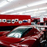 吉田氏の作品と実物のスポーツカーが展示された2014年のオープニング記念展の様子