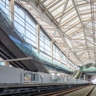 高輪ゲートウェイ駅のホーム階（2019年11月時点）。吹抜けや大きなガラス面を設け「駅と街が一体的に感じられる空間」を実現するという。