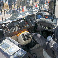 運転席にはモニターが用意され、後方視界の映像が映し出される。