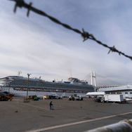 船内で新型肺炎が発生し、乗客が下船できないまま横浜港に停泊しているクルーズ船（2月12日）。