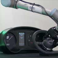 5G通信で動くロボットがエアバッグモジュールをアウディ車のステアリングホイールに取り付け