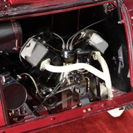 フライングフェザーはV型二気筒エンジンを搭載。プロトタイプでは短気筒エンジンを積んでいたそうだ。シンプルで軽いクルマを目指していたというこのクルマだが、エンジニアの志を随所に感じることができる。