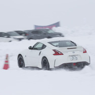 雪の中でもしっかりとドライビングプレジャーが得られるフェアレディZ