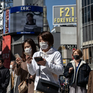 マスク姿の人々が往来する2月28日の東京・渋谷。