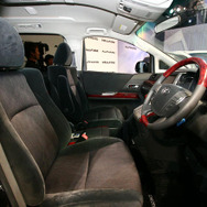 【トヨタ アルファード/ヴェルファイア 新型発表】運転席に180cm＋・90kg＋の記者…シートスライド