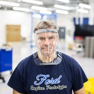 フォードモーターの工場で組み立てられるプラスチック製フェイスシールド