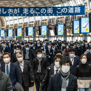 緊急事態宣言発出翌朝の品川駅。マスク姿の人々が通常どおり勤務先へ。