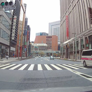 日本橋の中央通り。デパートは自粛、車の通りもほとんどなく街が眠っているようだった。