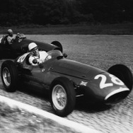 1954年イタリアGPでマセラティを駆るモス。