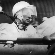 1959年ニュージーランドGPでクーパーに乗るモス。モスは優勝し、クーパーは表彰台を独占した。