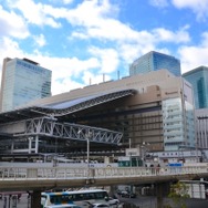 JR西日本の代表的な駅である大阪駅も、利用率が対前年同曜比で4月6・7日が59%、4月8日が45%まで下降している。