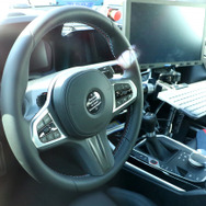 BMW M4 新型プロトタイプの内装。MTのシフトレバーが確認できる（スクープ写真）