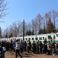 ラストラン列車を待つ人々。鉄道マニアの姿は少なかったという。2020年4月17日。