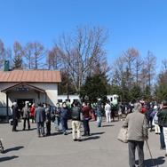 新十津川駅前に集う人々。2020年4月17日。