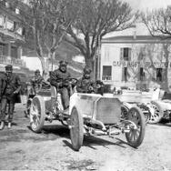 1901年3月29日、ニース週間でのニース～ラ・テュルビー間ヒルクライムに勝利した後のアンリ・ド・ロチルド男爵所有のメルセデス35PS。運転席は、ダイムラーのエンジニア兼ドライバーのヴィルヘルム・ヴェアナー。のちにドイツ皇帝ヴィルヘルム2世の運転手となる。