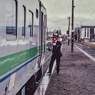 1994年4月、石狩月形駅でスタフの受渡しを行なう駅員。このシーンは永遠に見納めとなった。