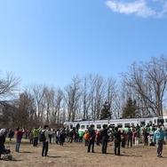 4月17日、新十津川発最後の列車を見送る人々。