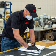 GMの米国工場の従業員が生産する防護服