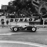 ロータス・タイプ18。写真は1961年モナコGP、ロータスの車体が壊れて体が素通しになりながらも優勝したモス。
