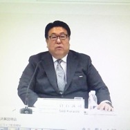 ライブ配信の決算発表を行う倉石誠司副社長