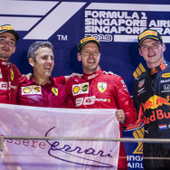 2019年シンガポールGPで優勝したセバスチャン・ベッテル（右から2人目。左端は僚友シャルル・ルクレール）