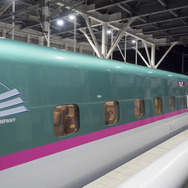 5月31日まで車内サービスが中止されている北海道新幹線や北陸新幹線上越妙高～金沢間を含む「グランクラス」。切符の発売は6月30日までの運転分が中止されているが、7月以降の運転分についても継続される。写真は東北・北海道新幹線『はやぶさ』10号車の「グランクラス」。
