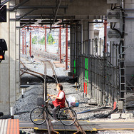 竹ノ塚駅 画面左へと行く線路が引き上げ線（2020年5月12日撮影）