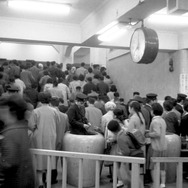 通勤時間帯の混雑の様子（1961年銀座線渋谷駅）