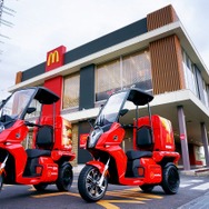 マックデリバリーサービスにテスト導入された屋根付き三輪電動スクーター「AAカーゴ」