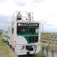 材料運搬車：架線設備の点検台も兼ねている。