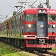 北しなの線古間～黒姫間を走行する、しなの鉄道最古参のS6編成。軽井沢方からクモハ115-1002＋モハ114-1003＋クハ115-1002の3両編成で、写真は2両編成を増結した姿。