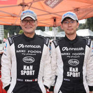 桝井和寛さん（左）とコ・ドライバーのマクリン大地さん（右）