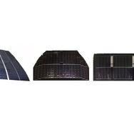 複数の太陽電池セルにより構成された太陽電池パネル（左からルーフ、フード、バックドア）