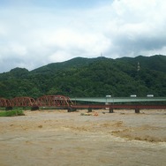 7月4日の肥薩おれんじ鉄道球磨川橋梁。倒壊や流出は免れている。