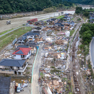 被災した肥薩線。画面上方、奥が流失した第2球磨川橋梁（7月8日、熊本県球磨郡）