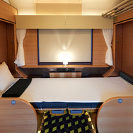 「ファーストシート」は1ボックスに1人の利用で、かつての開放式A寝台車のようなベッド状にすることもできる。
