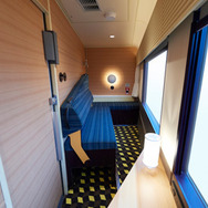 6号車グリーン車指定席の「プレミアルーム」。複数利用の個室が4室、1人用個室が1室ある。