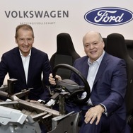 提携拡大を発表するVWグループとフォードモーターの両首脳（2019年7月）