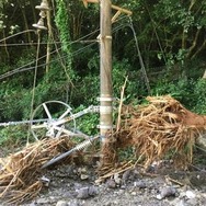 最も被害が大きい海浦～佐敷間の佐敷トンネルの状況（7月30日時点）。5m程度の土砂に埋まった電力線用の支柱。