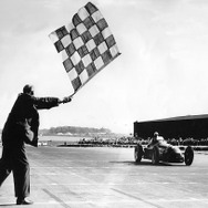 チェカーフラッグを受けるジュゼッペ・ファリーナ（1950年、F1イギリスGP）