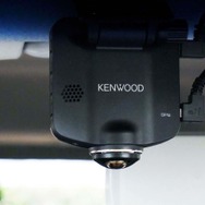 ケンウッド初の360°撮影対応ドラレコ「DRV-C750」。ガラス面に密着させるため、振動もほとんど発生しない